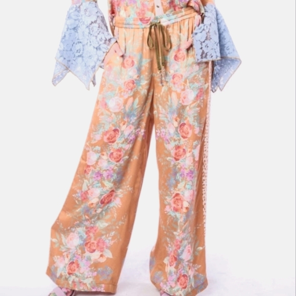 ARATTA Floral With Contrast  Print On Side. Sz S. NWOT - Picture 1 of 9